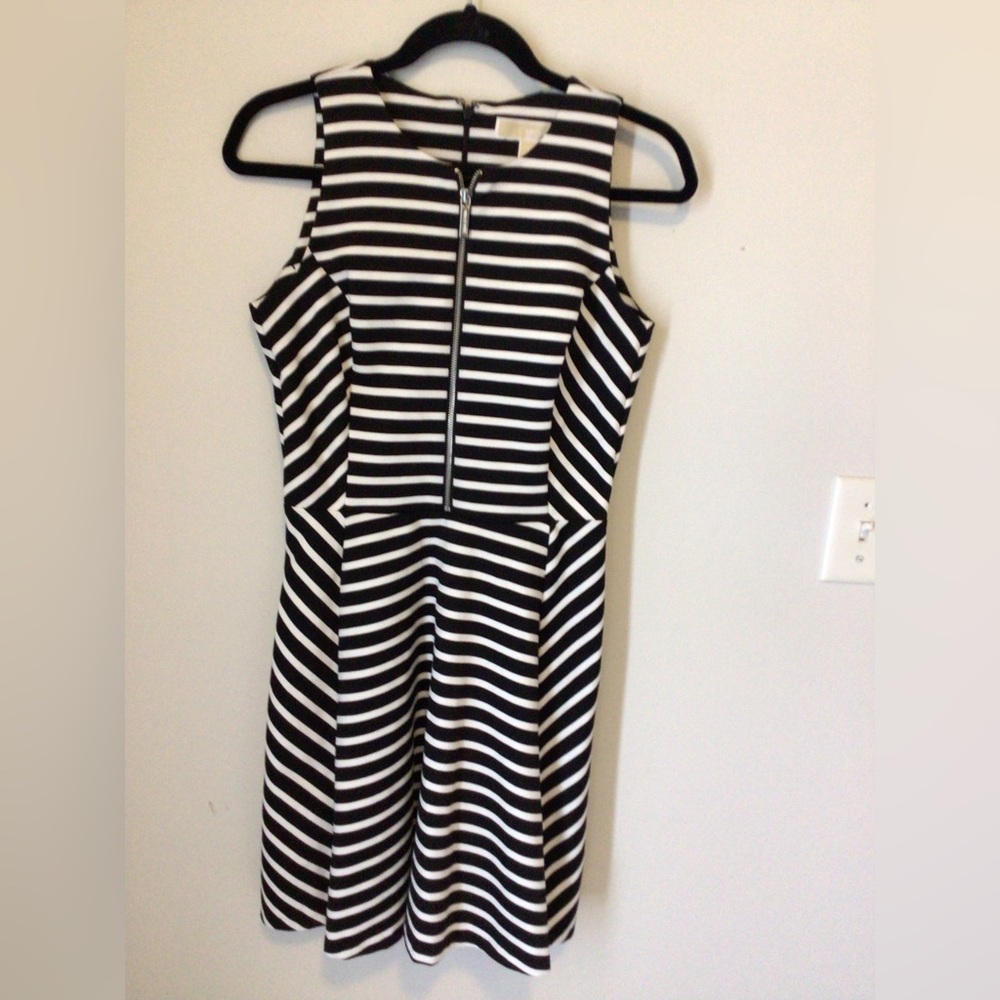 MICHAEL KORS VERY NICE BLACK AND WHITE STRIPE A LINE DRESS WITH ZIPPER FRONT
